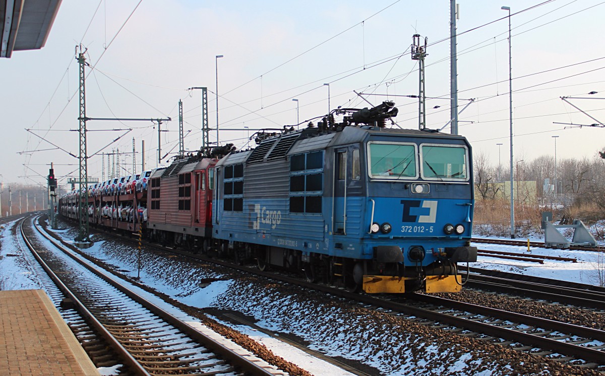 372 012-5 und 180 013-5 kommen am 30.01.2014 mit einem Ganzzug tschechischer Automobile durch Dresden Reick gerollt. Neben der Systemtrennstelle von DB und ČD gibt es auf den Ferngleisen, in Reick, seit Mitte Januar einen neuen  Bügel ab  Abschnitt. Dadurch müssen die zwei  Knödel  die Stromabnehmer senken.