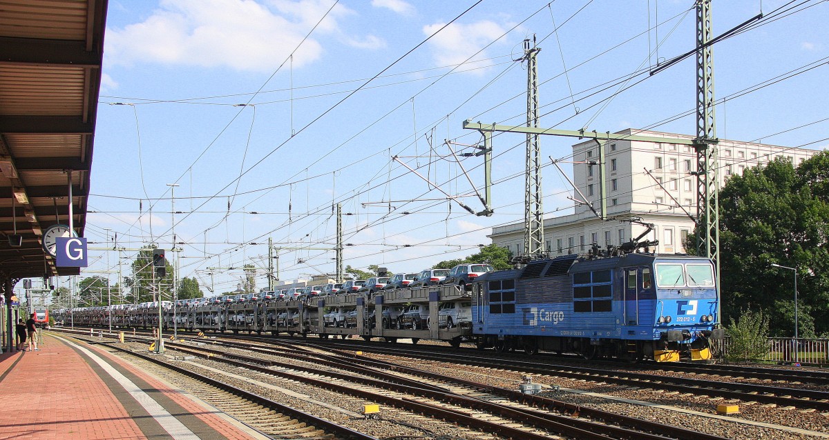 372 012-5 der CD-Cargo kommt mit einem langen Autozug aus Tschechien und fährt in Richtung Dresden-Friedrichstadt-(Gbf).
Aufegenommen vom Dresdener-Hbf. 
Bei Sommerwetter am Nachmittag vom 16.7.2015.