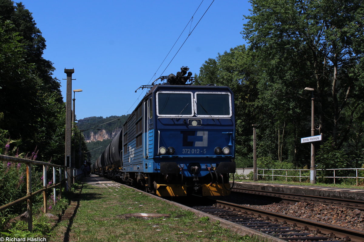 372 012-5 der CD Cargo zieht einen Getreidezug durch Schmilka-Hirschmühle über die Grenze nach TSchechien.