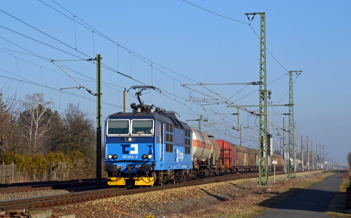 372 012 erreicht mit ihrem gemischten Güterzug aus Tschechien kommend am 14.02.17 die Einfahrt des Rbf Engelsdorf.