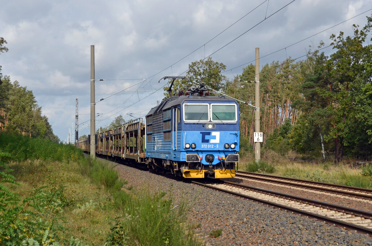 372 012 hat in Falkenberg(E) einen leeren BLG-Autozug übernommen und rollt hier am 05.10.23 durch Marxdorf Richtung Dresden.