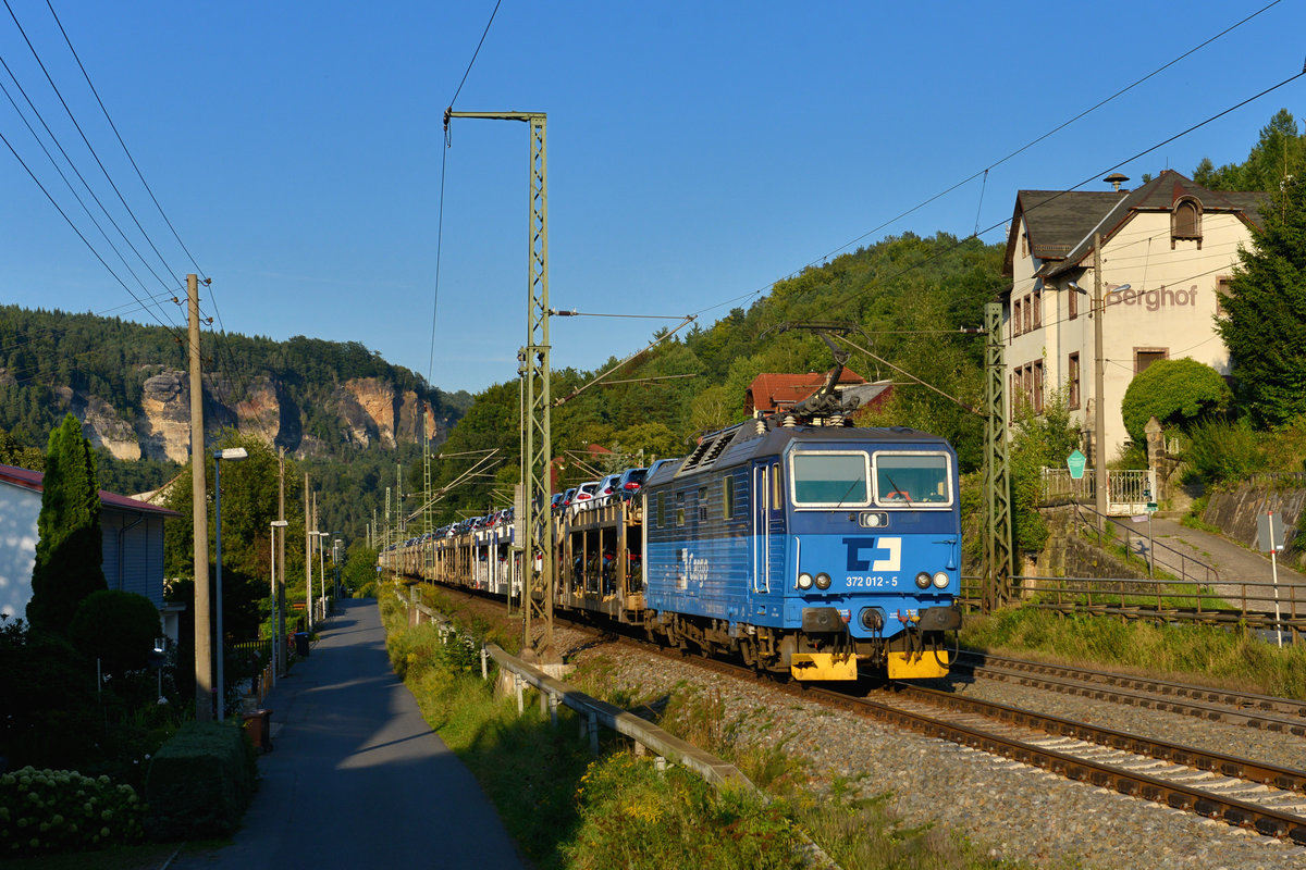 372 012 mit einem Autozug am 05.09.2017 bei Stadt Wehlen.