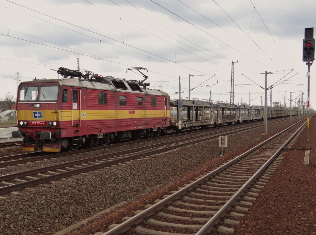 372 013-3 fährt am 18.04.15 durch Heidenau. Foto vom Bahnsteigende!