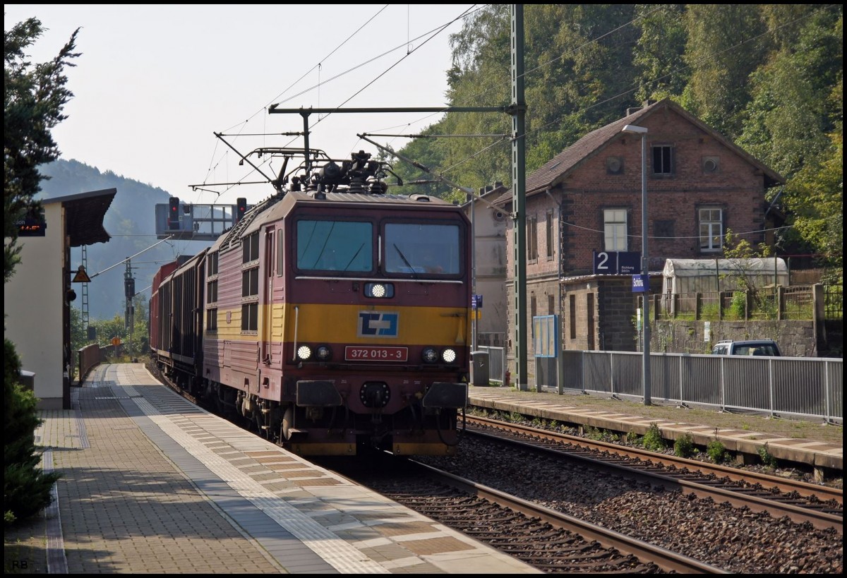 372 013 fährt mit ihren Güterzug aus Tschechien kommend durch den Haltepunkt Schöna. Aufgenommen am 16.09.2014