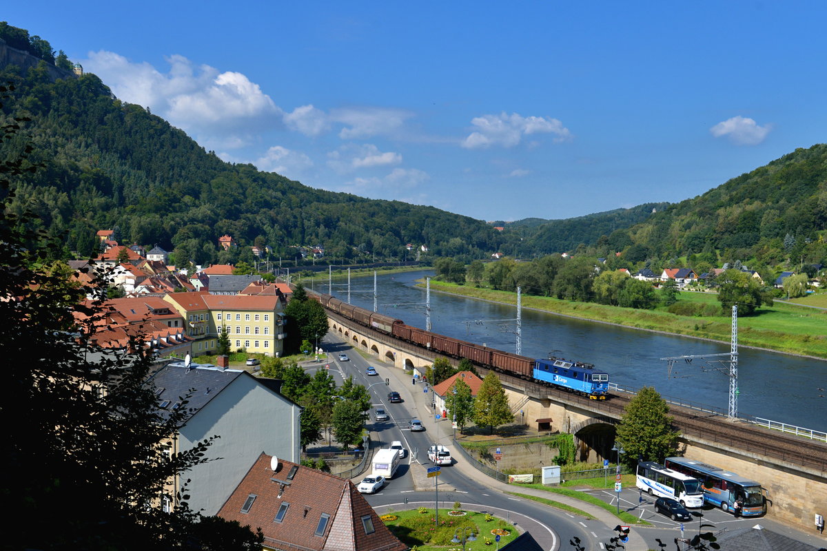 372 013 mit einem Güterzug am 05.09.2017 bei Königstein. 