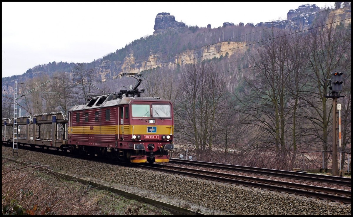 372 013 vor der Kulisse der Schrammsteine auf dem Weg nach Tschechien. Aufgenommen am 31.01.2015