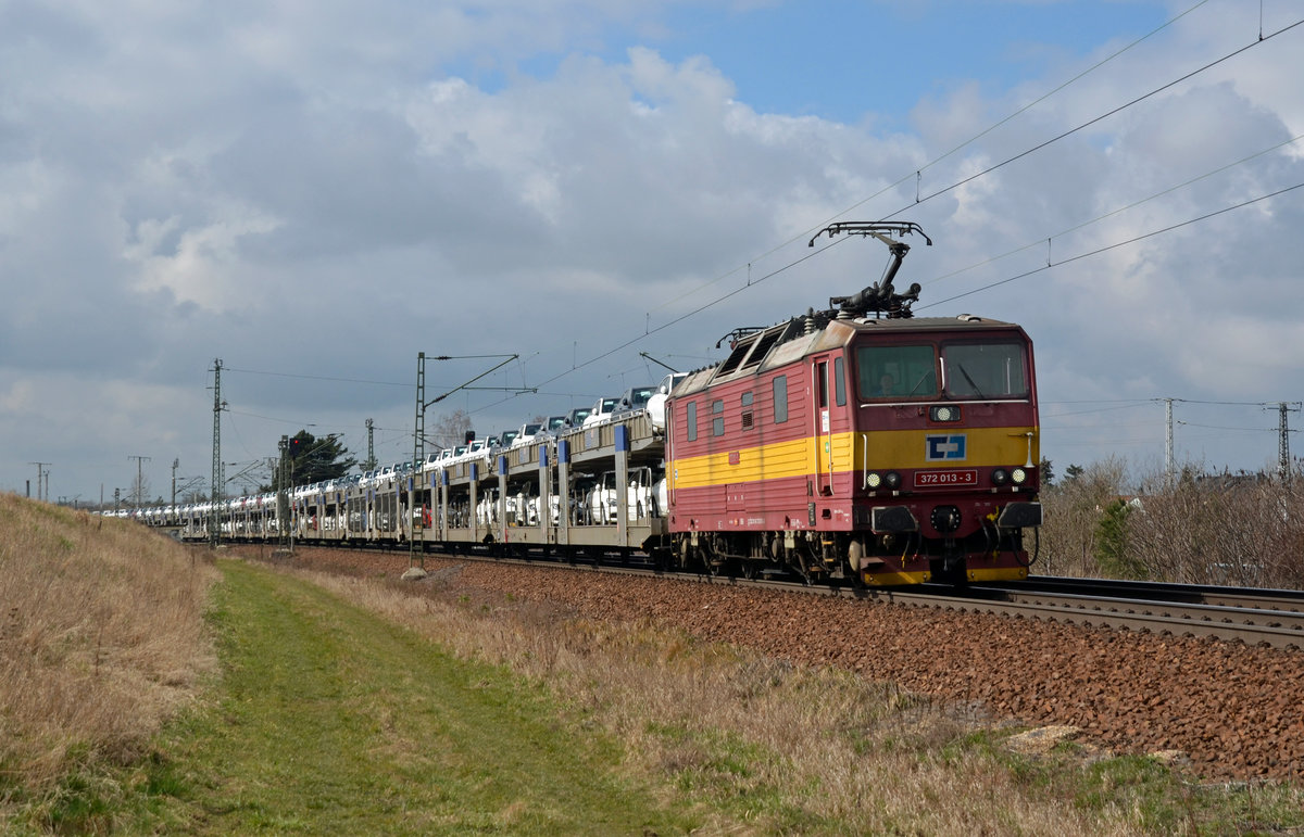 372 013 zog am 19.03.16 einen beladenen BLG-Autozug durch Zeithain Richtung Dresden.