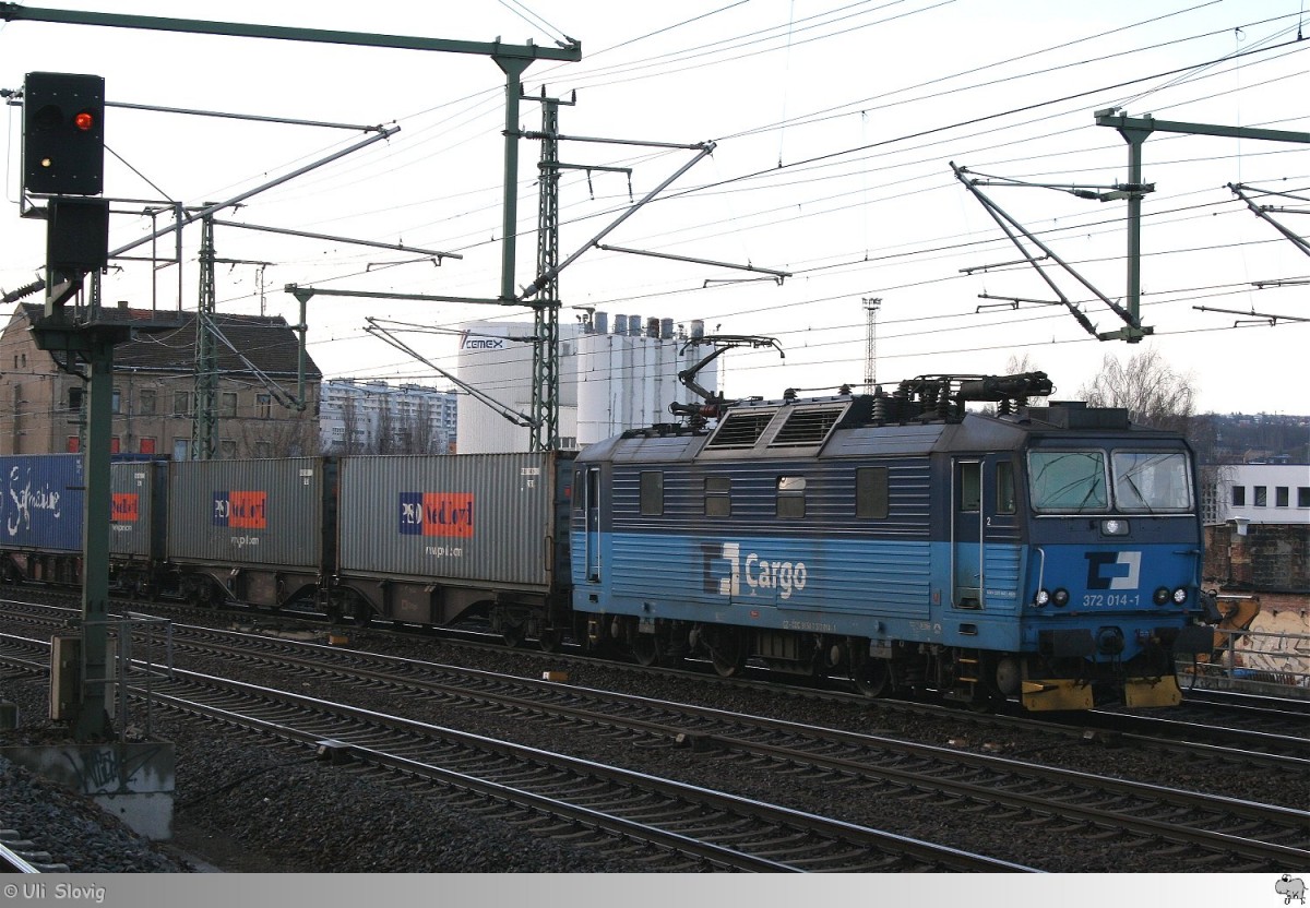 372 014-1 der CD-Cargo passiert am Morgen des 14. Februar 2014 den Bahnhof Dresden - Freiberger Straße mit einem Containerzug am Haken