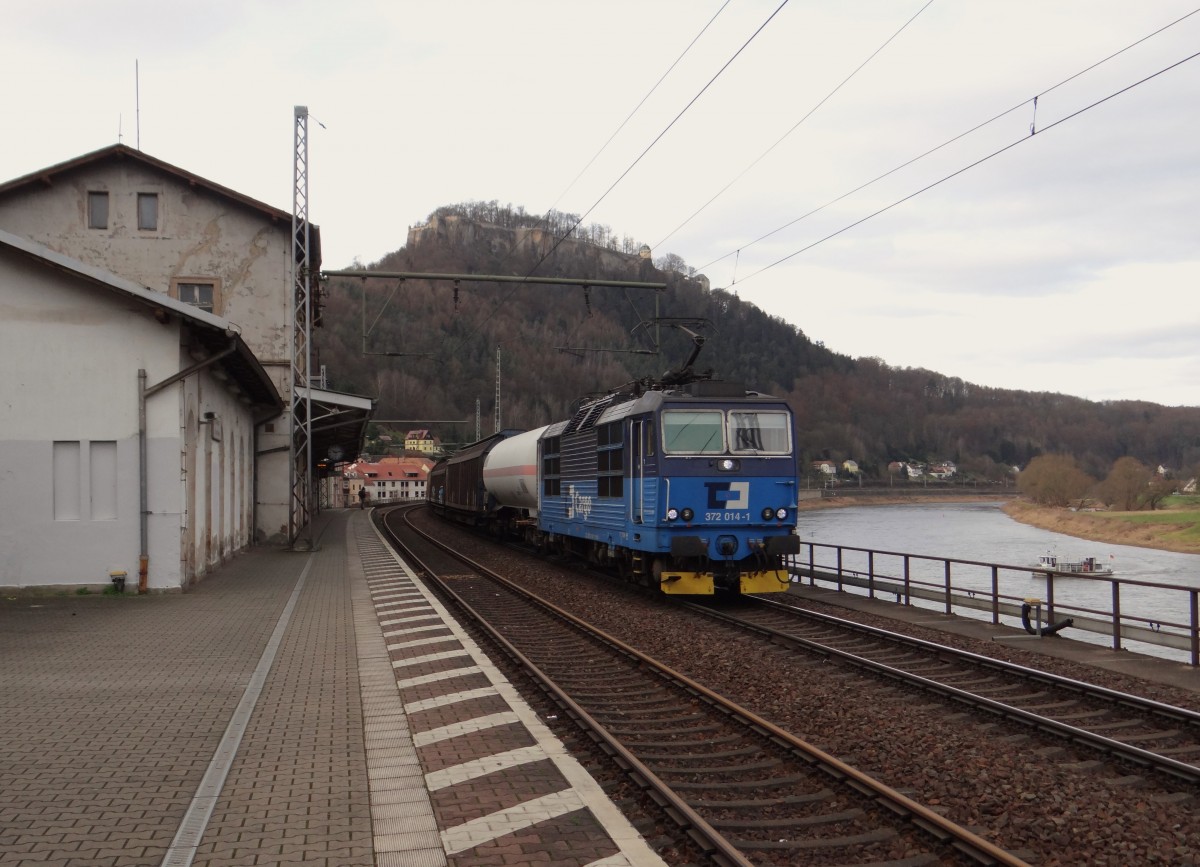 372 014-1 fährt am 20.12.14 mit einem Güterzug durch Königstein.
