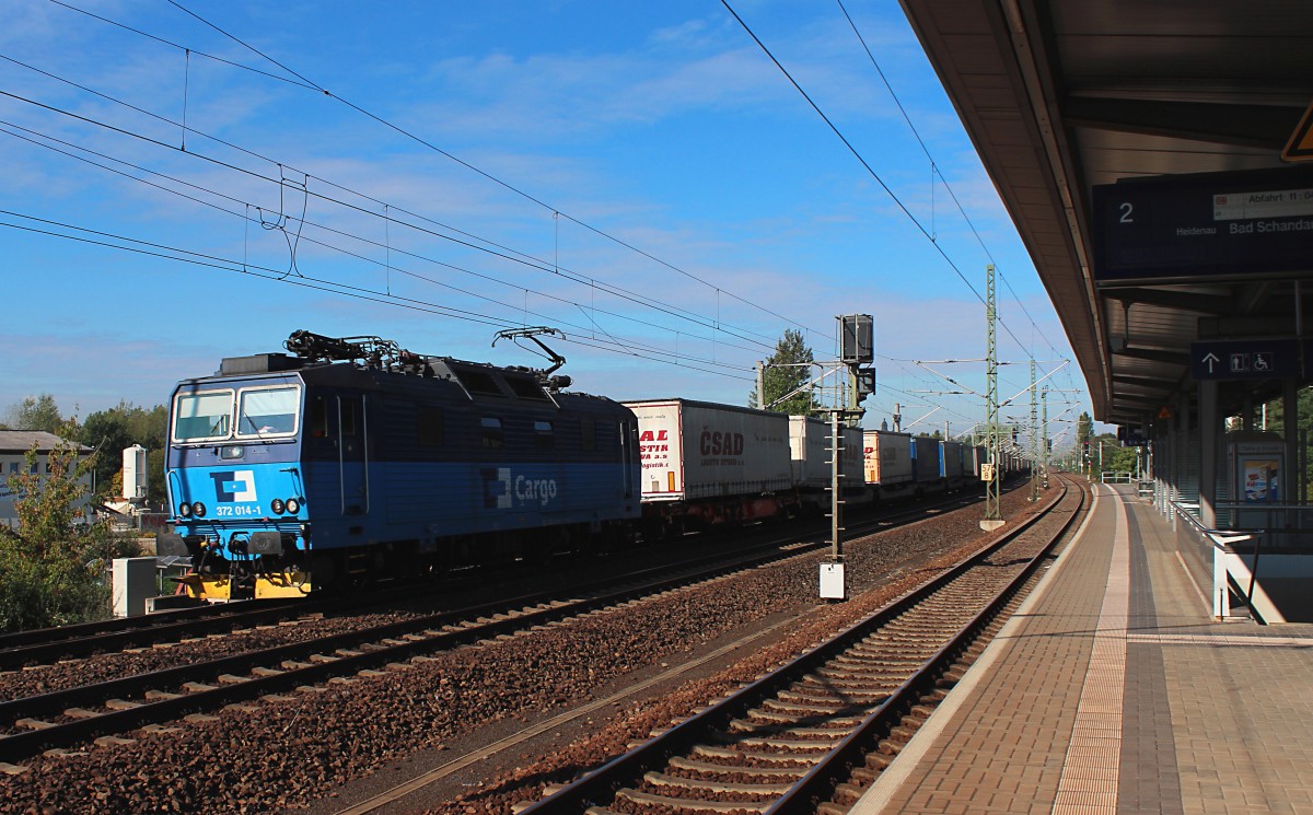 372 014-1 fährt am 30.09.2015 mit einem KLV-Gannzug durch die S-Bahnstation Dresden-Reick in Richtung tschechische Grenze.