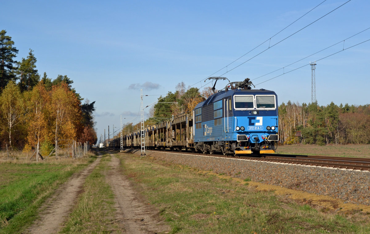 372 014 führte am 14.11.18 einen leeren BLG-Autozug durch Marxdorf Richtung Zeithain.