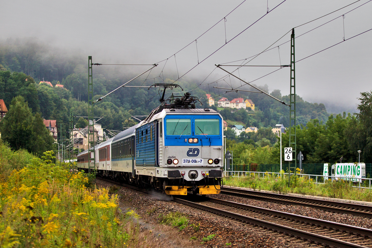 374 004-7 braust fotografenfreundlich, mit Sand bewaffnet,mit dem EN 459 Kopernikus in Königstein vorüber.Bild vom 24.8.2016
