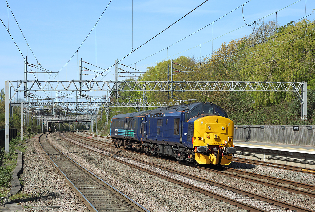 37422 passes Tamworth whilst working 5Z59, the 1015 Crewe-Norwich ECS, 4 May 2016