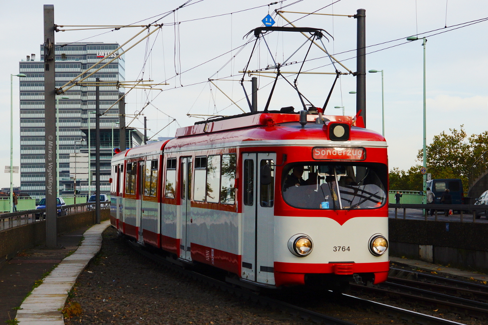 3764 auf der Deutzer Brcke am 19.10.2013.