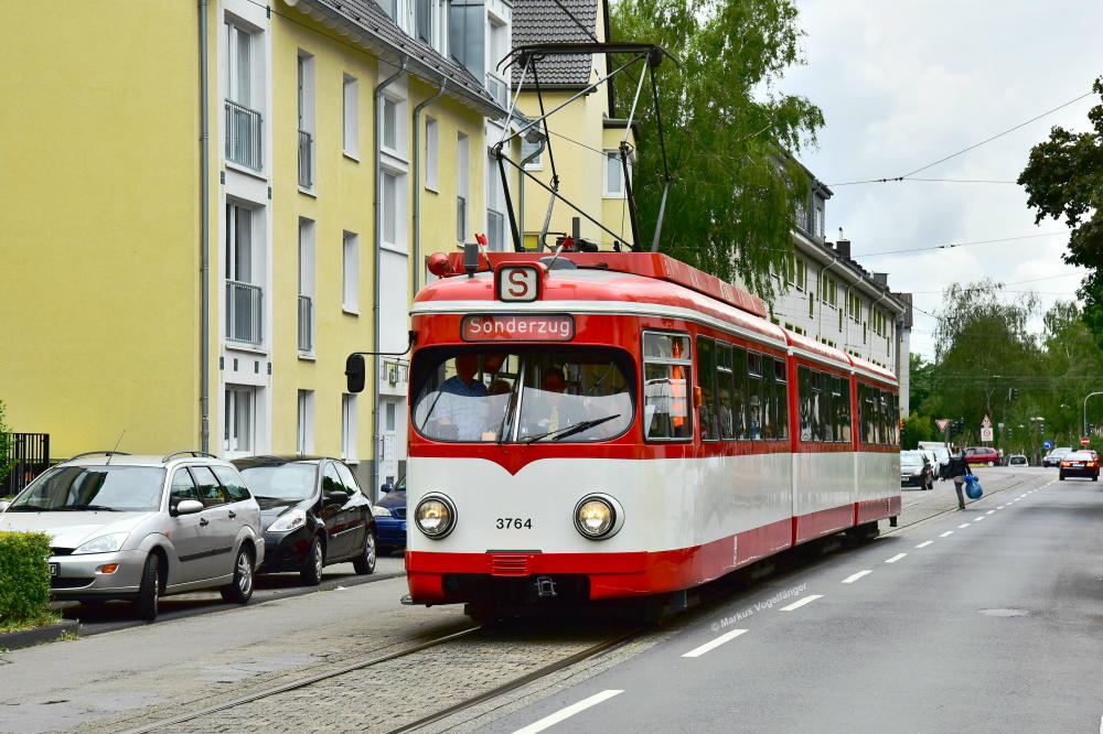 3764 auf der Neuenhöfer Allee am 20.06.2015.