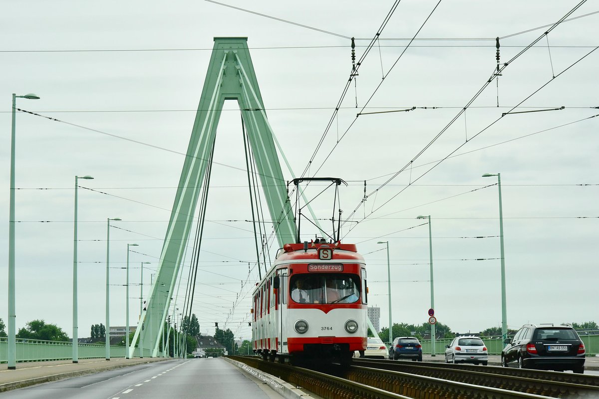 3764 auf der Severinsbrücke am 11.06.2016.