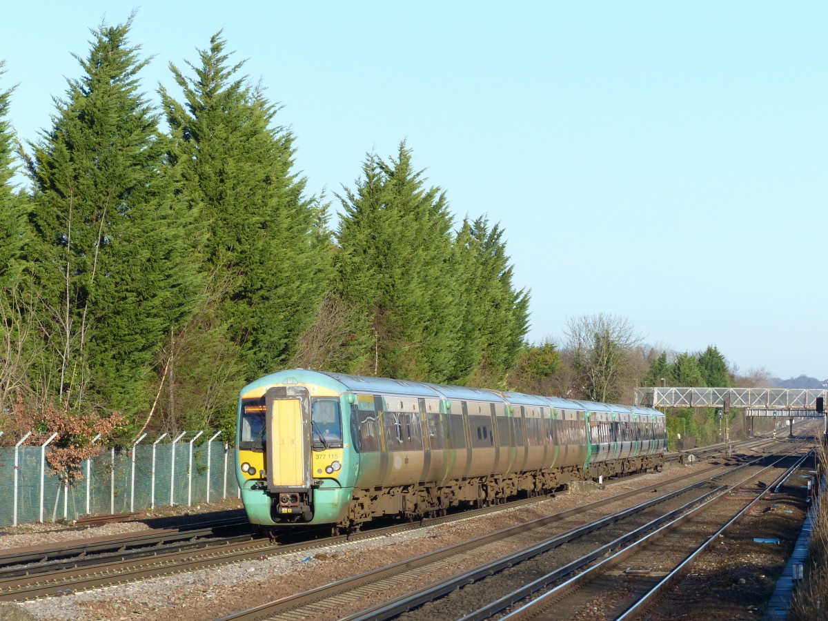 377 115 der Southern Railway hat am 11.1.2014 gerade Horley verlassen und macht sich auf den Weg in Richtung London.