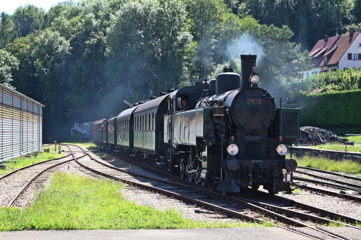 378.78 mit dem Pz 4 aus Haltingen am 11.08.13 bei der Einfahrt in den Endbahnhof Kandern.