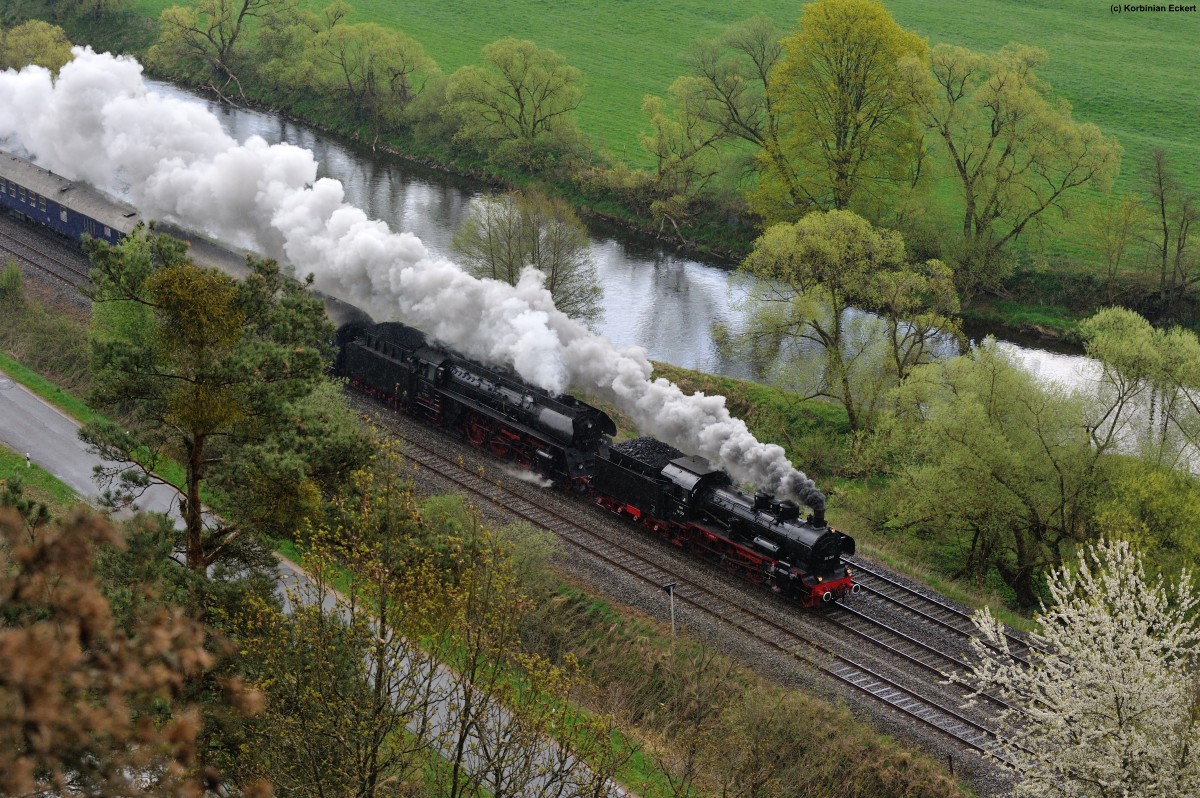38 1301 und 01 1533 mit dem Sonderzug vom Dampfloktreffen in Dresden auf dem Rückweg nach Österreich bei Nabburg, 14.04.2014