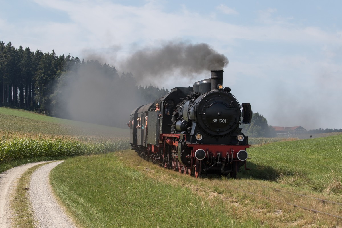 38 1301 der ÖGEG machte am 22. / 23. August 2015 Sonderfahrten auf der Nebenstrecke Bad Endorf - Obing, hier zu sehen bei Aindorf.