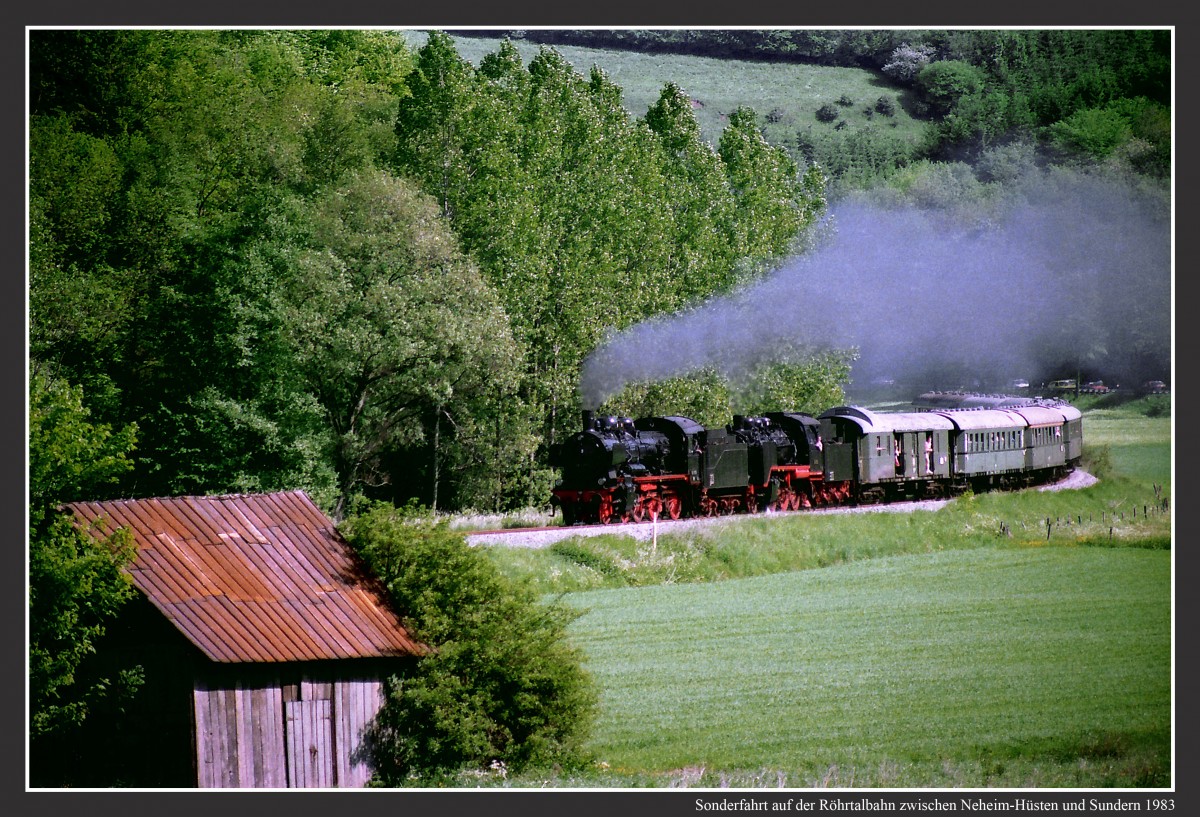 38 1772 und 24 009 mit Eilzugwagen der Bauart 1928 auf der Röhrtalbahn zwischen Neheim-Hüsten und Sundern im Sommer 1983