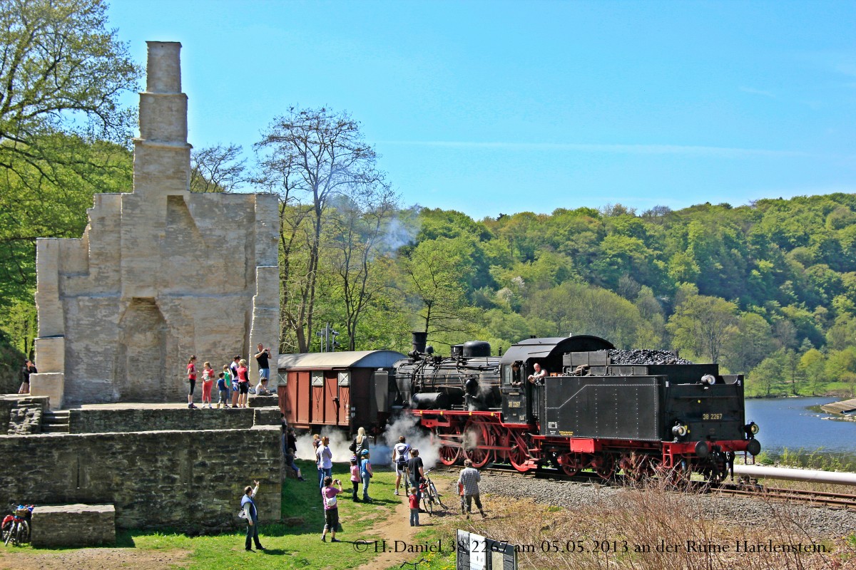 38 2267 auf der Ruhrtalbahn an der Ruine Hardenstein, Mai 2013.
