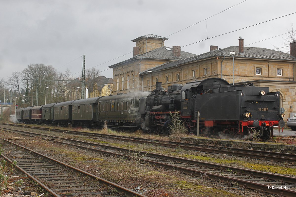 38 2267 auf der Ruhrtalbahn mit einer Nikolaussonderfahrt in Hattingen an der Ruhr, Dezember 2016.