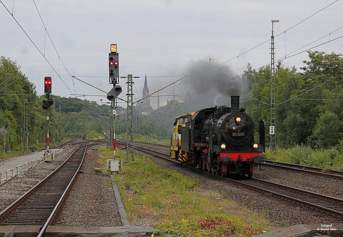 38 2267 mit Opellok Diesellok in Essen Steele Ost, am 16.06.2015.