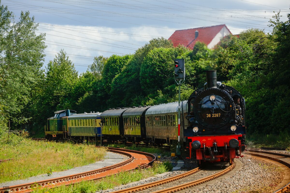 38 2267 (P8) & 212 039-2 Railflex mit Sonderzug in Wuppertal, Juni 2024.