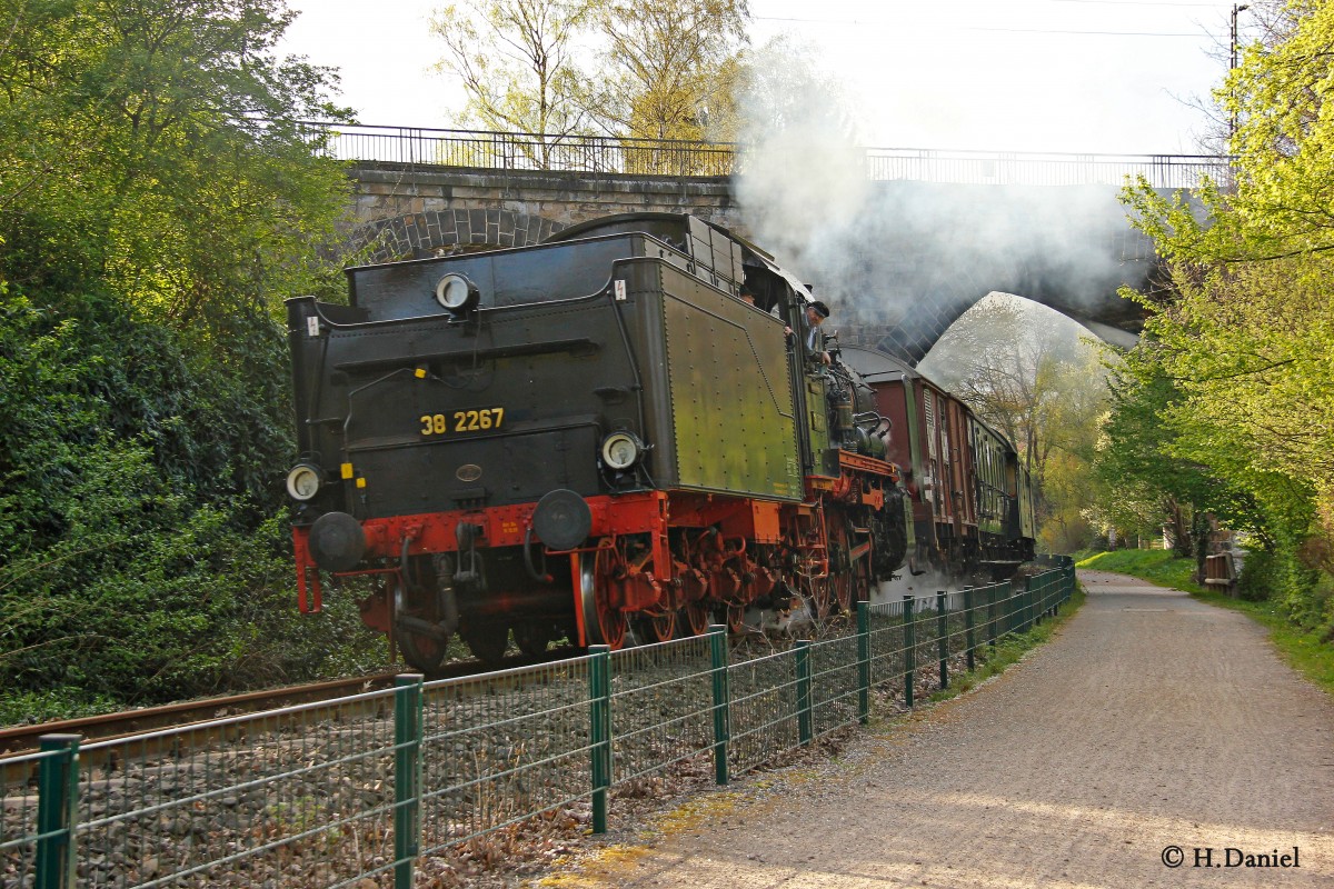 38 2267 (P8) auf der Ruhrtalbahn am Witten Viadukt in Witten Bommern, April 2014.