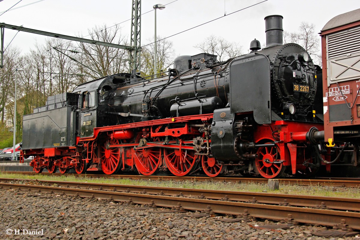 38 2267 (P8) auf der Ruhrtalbahn in Hattingen an der Ruhr, April 2014.