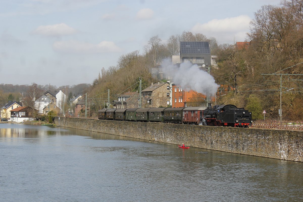 38 2267 (P8) auf der Ruhrtalbahn in Bochum Dahlhausen an der Ruhr, April 2016.