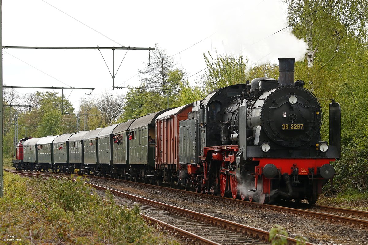 38 2267 (P8) mit Pendelzug am Schluss des Zuges DB 212 007 in Bochum Dahlhausen, April 2017.