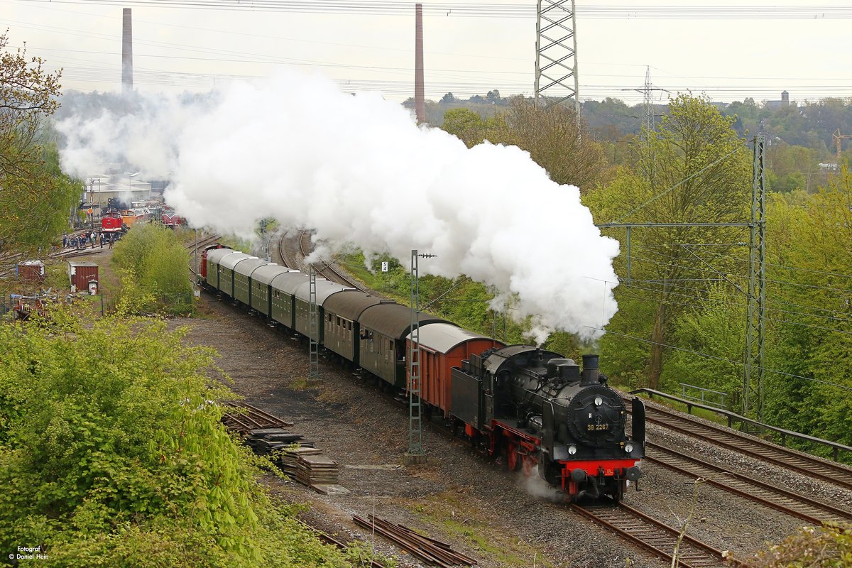 38 2267 (P8) mit Pendelzug in Bochum Dahlhausen, April 2017.