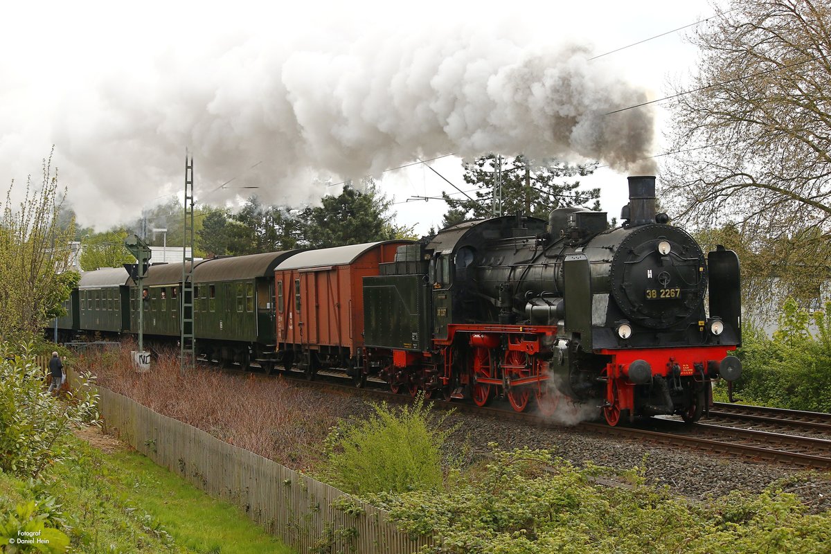 38 2267 (P8) mit Pendelzug in Essen Horst, April 2017.