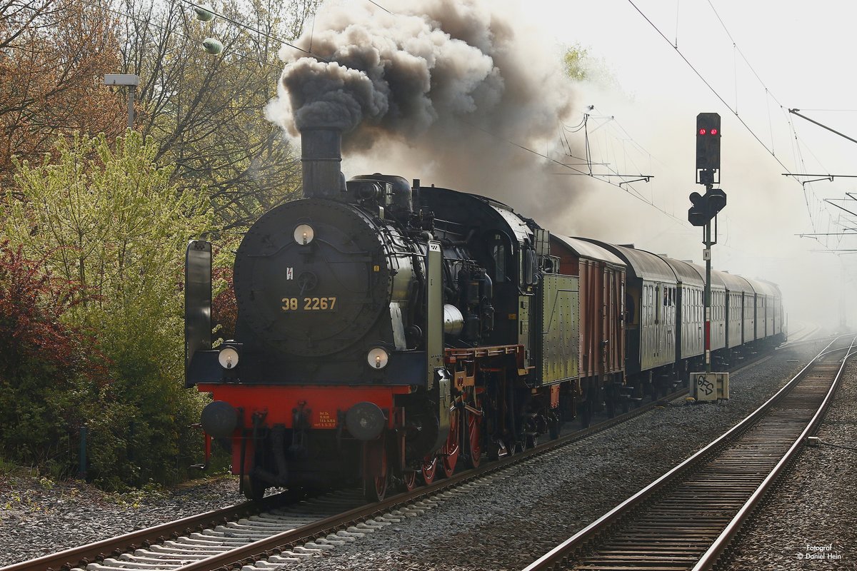 38 2267 (P8) mit Pendelzug in Essen Steele Ost, April 2017.