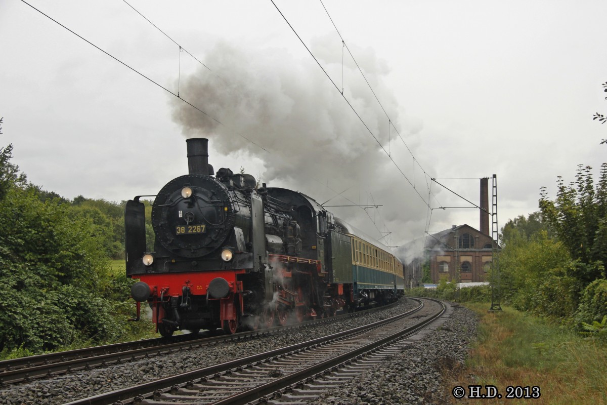 38 2267 (P8) mit Pendelzug in Essen Horst, September 2013.