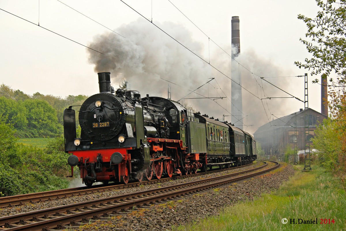 38 2267 (P8) mit Pendelzug in Essen Horst, April 2014.