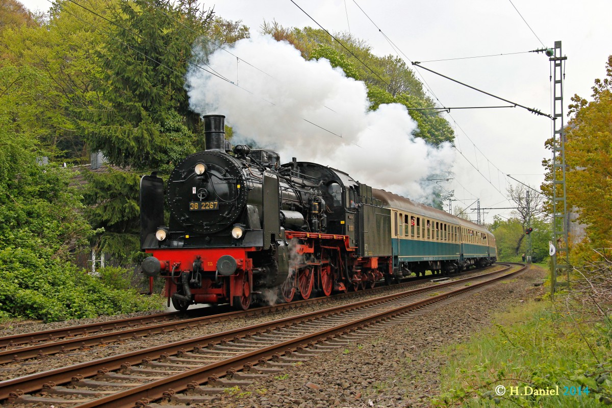 38 2267 (P8) mit Pendelzug in Essen Horst, April 2014.