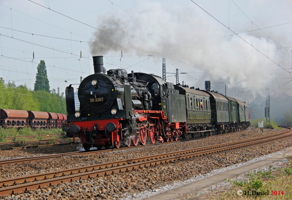 38 2267 (P8) mit Pendelzug in Bochum Ehrenfeld, April 2014.