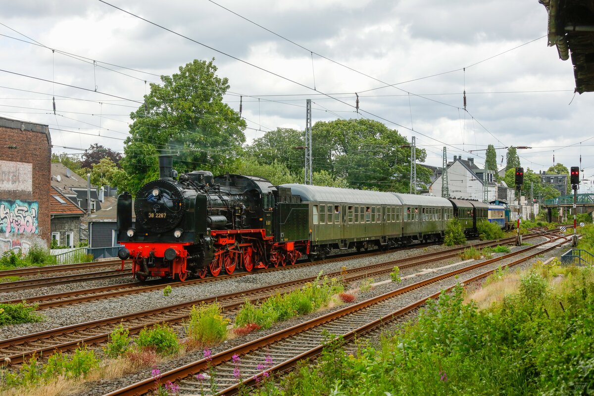 38 2267 (P8) mit Sonderzug in Wuppertal, Juni 2024.