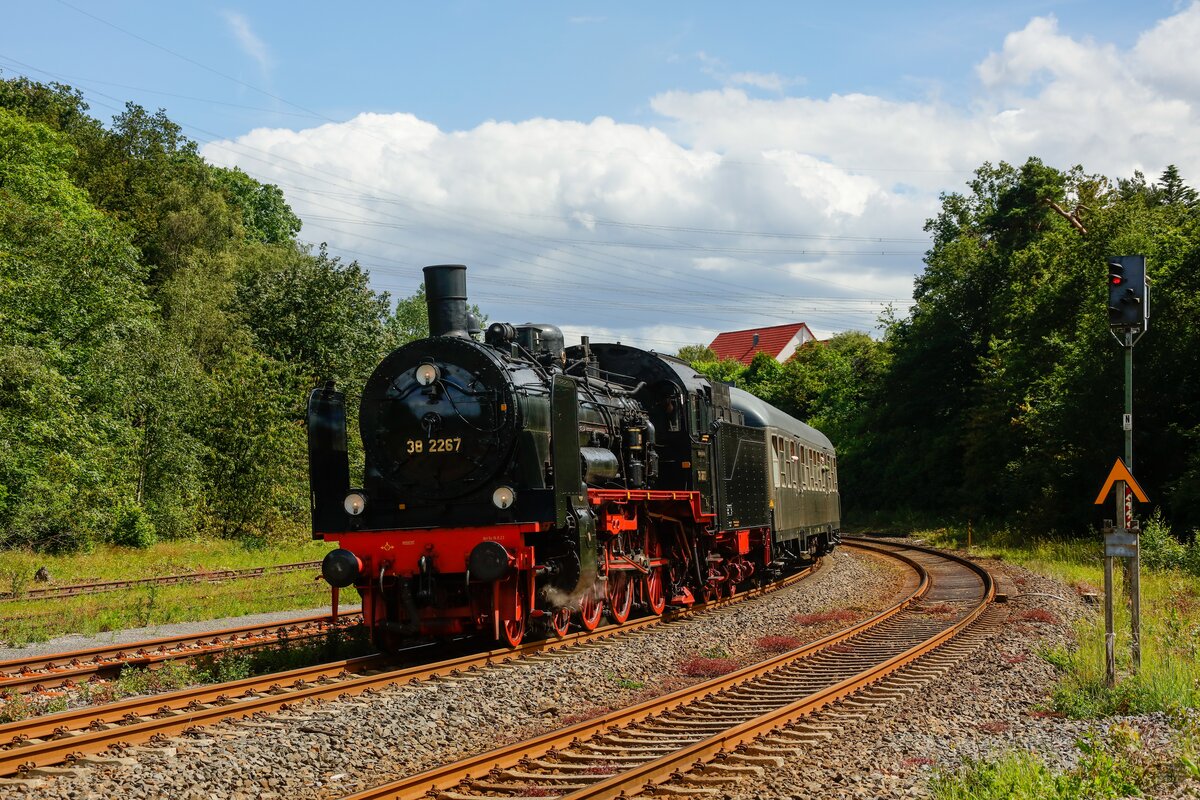38 2267 (P8) mit Sonderzug in Wuppertal, Juni 2024.