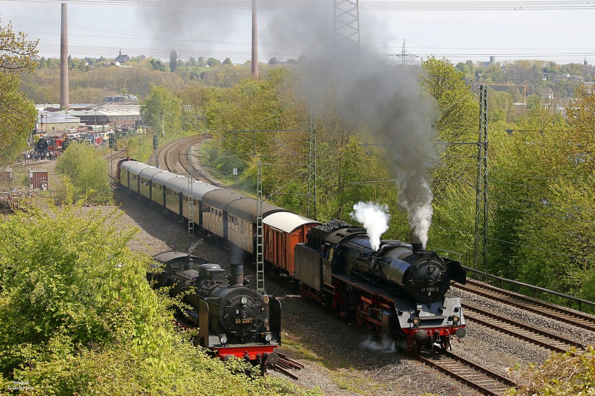 38 2267 (P8) und rechts 41 1150-6 mit Pfiff & Pendelzug in Bochum Dahlhausen, April 2017.