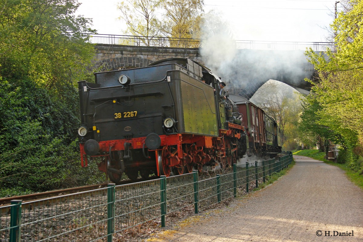 38 2267 (P8) Ruhrtalbahn am 06.04.2014 am Witten Viadukt in Witten Bommern.