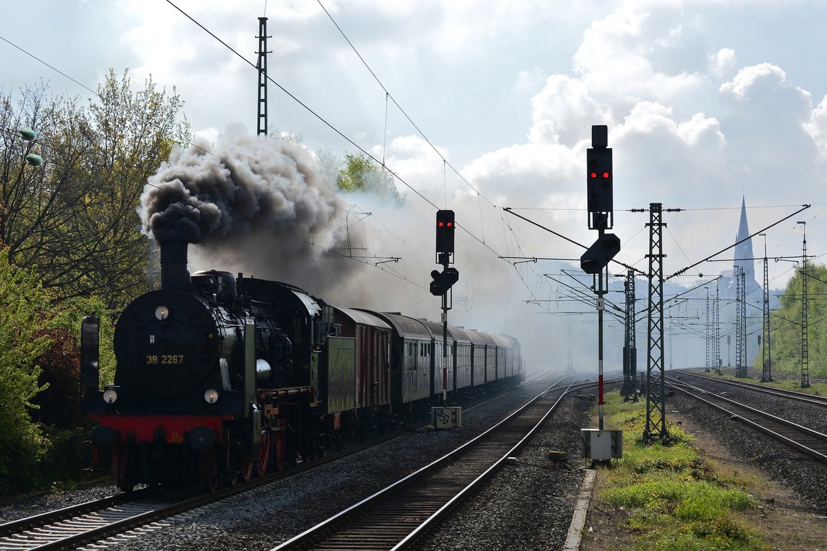 38 2267 zog am 29.4.17 den Pendelsonderzug nach Essen Hbf durch Essen Steele Ost.

Essen 29.04.2017