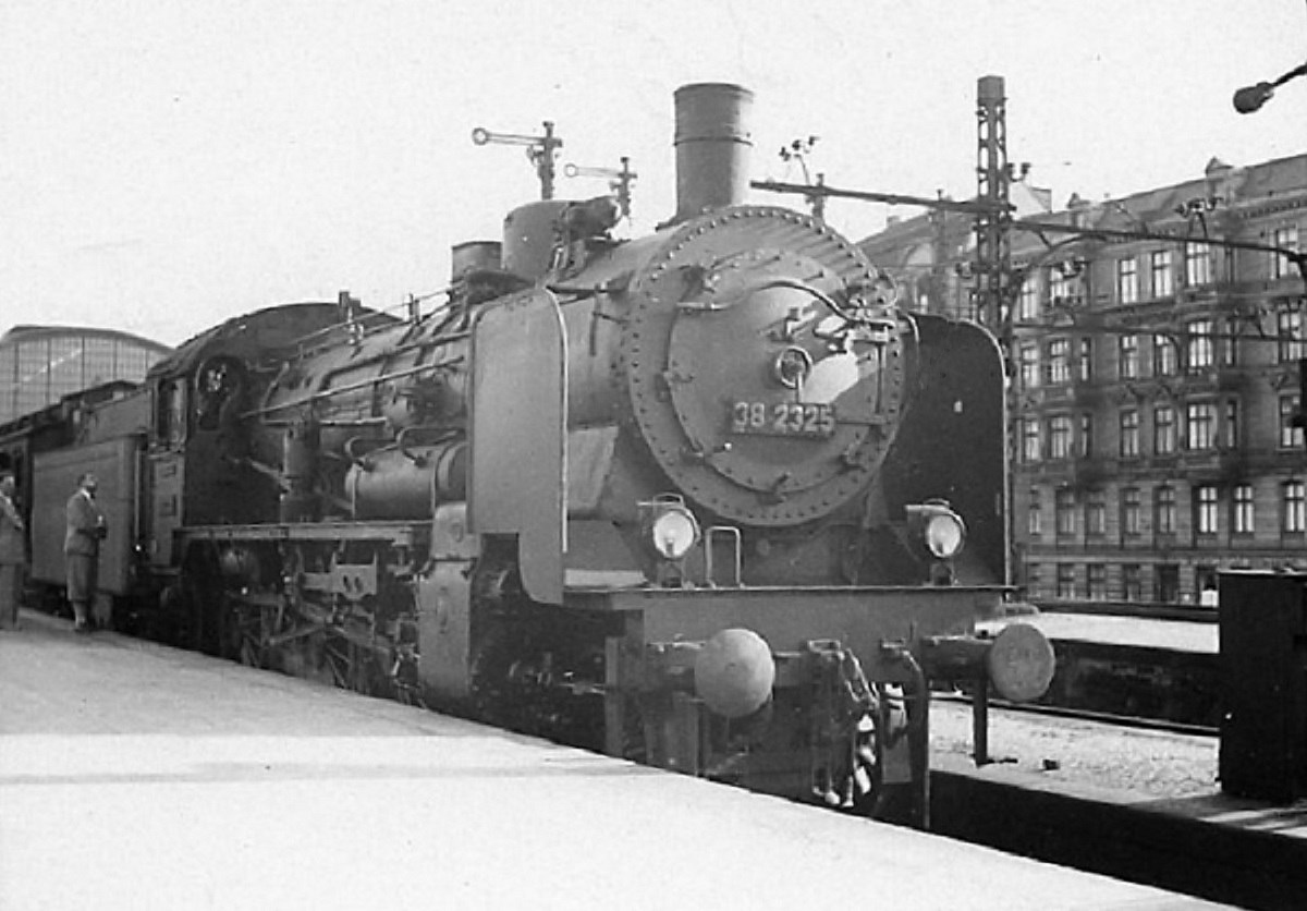38 2325 im Sommer 1936 im Bahnhof Hamburg Altona, im Hintergrund ist ein Stück der Bahnhofshalle sichtbar, rechts von der Lok ist die Oberleitung der S-Bahn erkennbar. Scan von einem 6x4,5 cm-Original, wahrscheinlich wurde es mit einer der damals für fünf Reichsmark erhältlichen Kameras gemacht. Bei diesen Voraussetzungen sind Qualitätsmängel unvermeidlich. Das Foto fand ich in einem Fotoalbum meiner Mutter, auf der Rückseite steht  1936 Wyk auf Föhr . Die 38 2325 wurde am 13.12.1918 als P8 Altona 2484 beim Bw Wittenberge in Dienst gestellt und war vom 06.04.1935 bis 20.08.1942 in Altona stationiert, danach wurde sie der RVD Riga zugeteilt, von dort kam sie am 13.03.1945 nach Altona zurück. Nach Kriegsende verblieb die Lok bei der DR (Ost) und war bis 28.05.1949 in Wittenberge stationiert. In den 1950/60er Jahren wechselten sich Staionierungen in Hoyerswerda, Falkenberg und Elsterwerda ab, bevor sie am 14.04.1967 nach Jüterbog kam. Nach weiteren Stationierungen in Berlin-Pankow (01.04. - 10.09.1969) und Frankfurt/Oder (11.09.1969 - 30.10.1970) kam die inzwischen in 38 2325-9 umgezeichnete Lok zum Bw Berlin Ostbahnhof, dort wurde sie am 09.01.1971 z-gestellt und am 09.08.1971 nach fast 53 Dienstjahren ausgemustert.