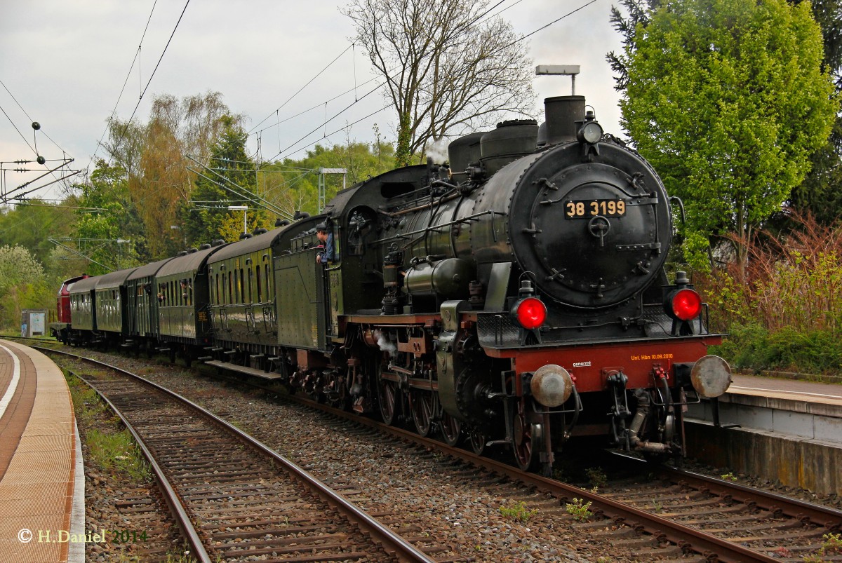 38 3199 (P8) & DB 212 007 in Essen Horst, April 2014.