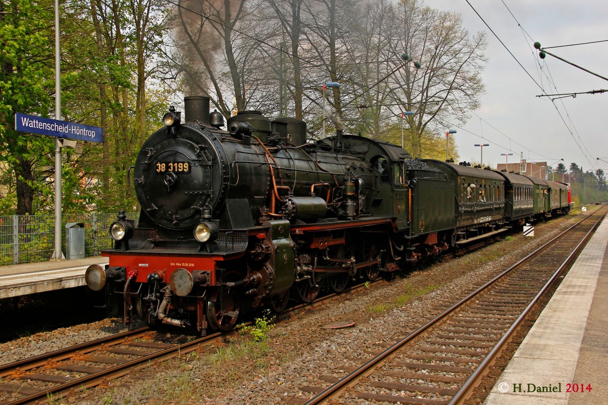 38 3199 (P8) mit Pendelzug in Wattenscheid H�ntrop, April 2014.