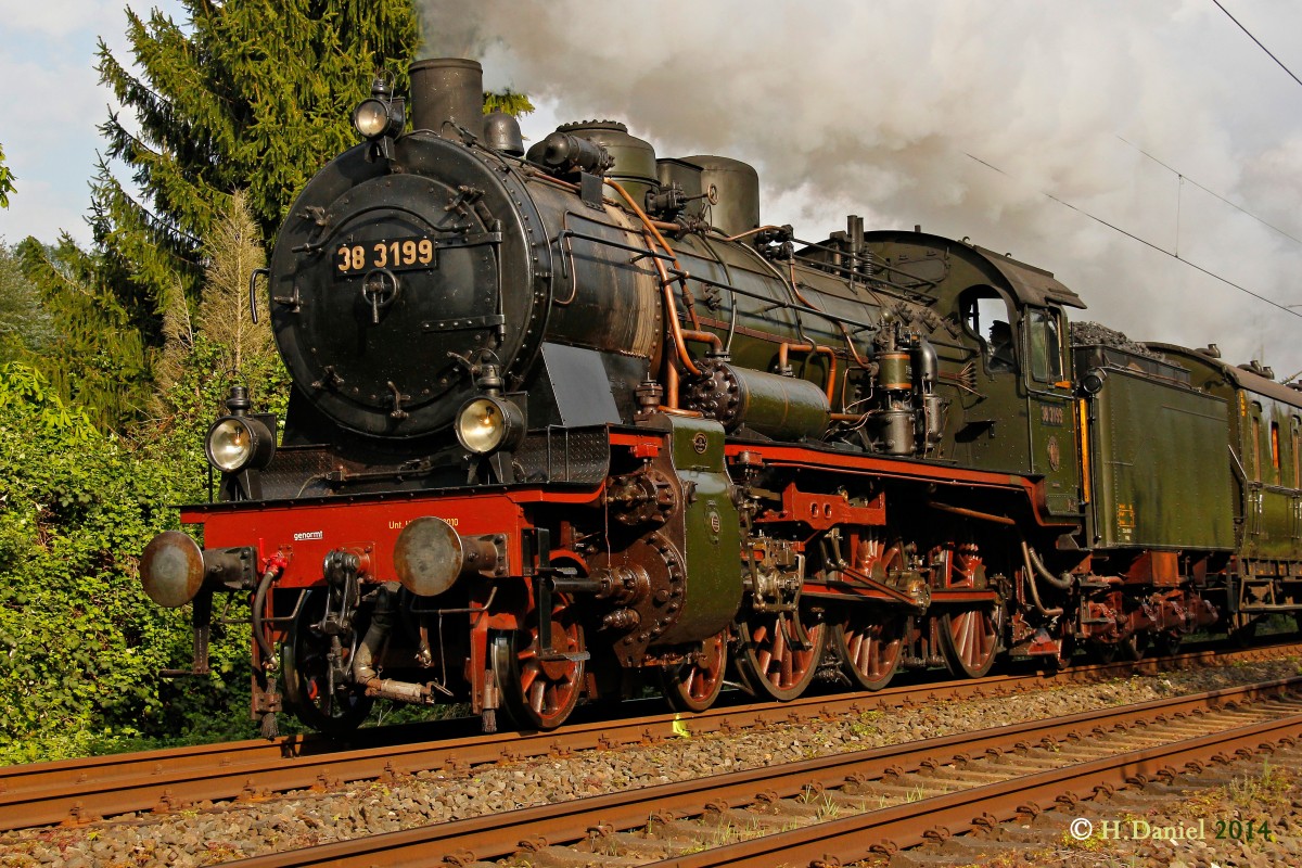 38 3199 (P8) mit Pendelzug in Essen Horst, April 2014.