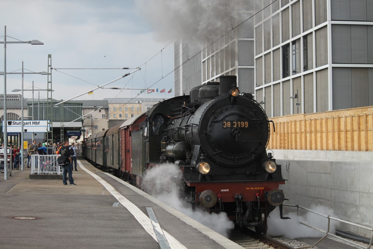 38 3199 verlässt mit einem Sonderzug den Stuttgarter Hbf am 25.05.2015.